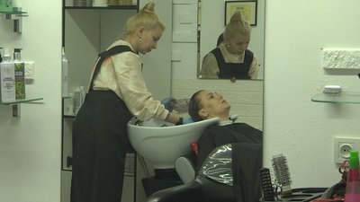 В салон краси у Луцьку працевлаштували майстринь-переселенок