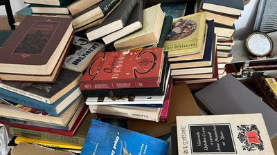 Житель Тернопільщини збирає книжки російською, щоб здати на макулатуру Житель Тернопільщини збирає книжки російською, щоб здати на макулатуру