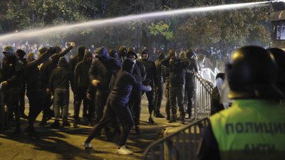 У Болгарії відбулись протести проти керівництва футбольної федерації. Фанати кидали в поліцію бомби та підпалили автобус