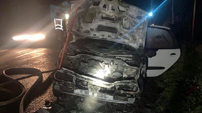 На Закарпатті автівка загорілась посеред дороги