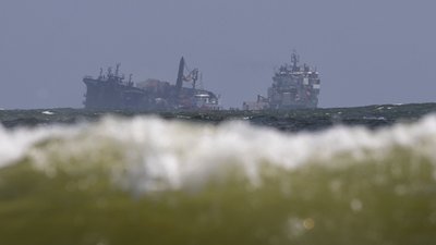 Біля берегів Шрі-Ланки після пожежі затонуло судно з хімікатами