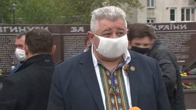 До Дня Героїв тернополяни поклали квіти до стели "Загинули за волю України" До Дня Героїв тернополяни поклали квіти до стели "Загинули за волю України"