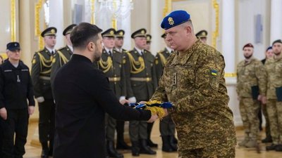 Володимир Зеленський вручив стрічку до Бойового Прапора з почесним найменуванням