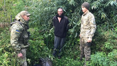 Кущі не допомогли: волинські прикордонники затримали порушника з кількома паспортами