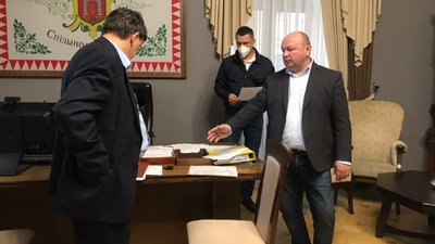 Секретарю міськради у Чернівцях передали печатки — він може повноцінно виконувати обов’язки мера