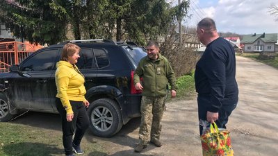 На Тернопільщині громада закупила великодні подарунки родинам військових На Тернопільщині громада закупила великодні подарунки родинам військових