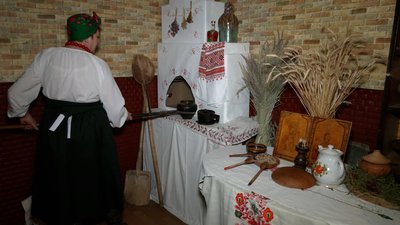 Плетуть маскувальні та співають колядки: як у Вишеньках на Чернігівщині готуються до Святвечора Плетуть маскувальні та співають колядки: як у Вишеньках на Чернігівщині готуються до Святвечора