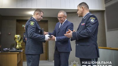 Поліцейському, який обміняв себе на заручницю, вручили відзнаку МВС