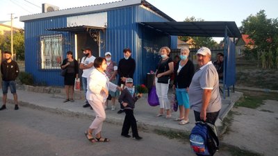 "Щоб потрапити в автобус, дитину о 5-й розбудили". Як доїхати у школу з віддалених районів міста