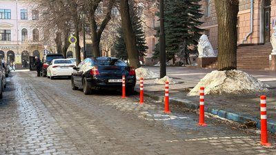 антипаркувальні стовпчики біля ОВА у Чернівцях