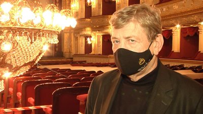 "Задіяно пів театру". В Одеському оперному театрі очистили дев’ятиметрову люстру "Задіяно пів театру". В Одеському оперному театрі очистили дев’ятиметрову люстру