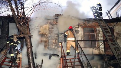 У Дніпрі горіла двоповерхівка: двох людей врятували, одна — травмувалася