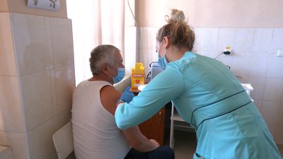 Допомагає медична сестра