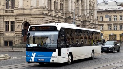 Великогабаритний автобус на одній з вулиць Львова.