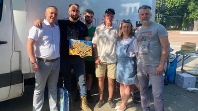 На Прикарпатті волонтери-іноземці нагодували майже 1000 переселенців