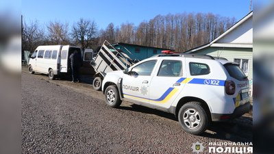 "У мене вже просто нервовий зрив почався": на Чернігівщині поліцейські евакуювали пенсіонерку з прикордонного села "У мене вже просто нервовий зрив почався": на Чернігівщині поліцейські евакуювали пенсіонерку з прикордонного села