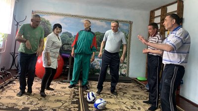 Лікарка Марія проводить заняття разом з Еріком Сінке. Фото: Суспільне Чернівці Лікарка Марія проводить заняття разом з Еріком Сінке. Фото: Суспільне Чернівці