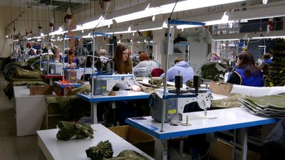 Понад 100 курток на день: у Чернігові підприємство шиє форму для ЗСУ
