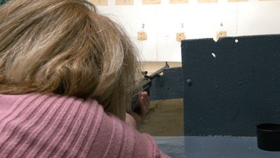 "Зі зброєю маєте бути як одне ціле". Як в Івано-Франківську навчають стріляти "Зі зброєю маєте бути як одне ціле". Як в Івано-Франківську навчають стріляти