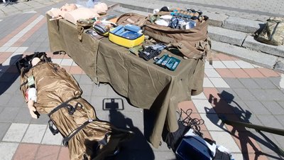 Військові показали, як надають домедичну допомогу пораненим бійцям. Військові показали, як надають домедичну допомогу пораненим бійцям.