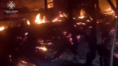 Чотири пожежі сталося вночі на Хмельниччині. На одній загинула людина