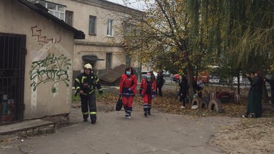У центральній частині Луцька пожежа в житловому будинку. Рух вулицею перекрили У центральній частині Луцька пожежа в житловому будинку. Рух вулицею перекрили