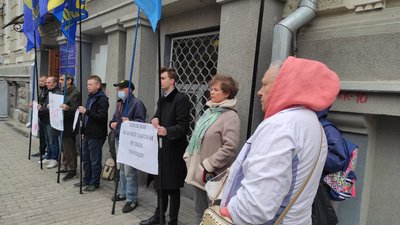 У Харкові пікетують апеляційний суд у справі проспекту Жукова У Харкові пікетують апеляційний суд у справі проспекту Жукова
