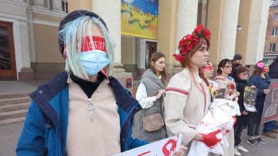 У Полтаві влаштували акцію на підтримку жителів Маріуполя та військових, які боронять місто У Полтаві влаштували акцію на підтримку жителів Маріуполя та військових, які боронять місто