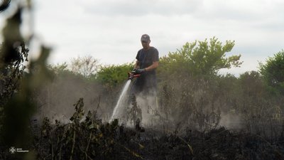 Рятувальник гасить пожежу на торфовищах у Дублянах