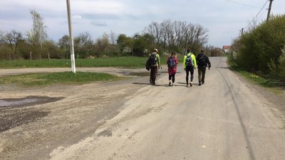 Пішки з Ужгорода до Мукачева: п’ятеро ужгородців пройшли 40 км за майже 9 годин Пішки з Ужгорода до Мукачева: п’ятеро ужгородців пройшли 40 км за майже 9 годин