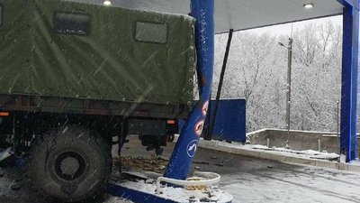 На Харківщині вантажівка врізалась у заправку На Харківщині вантажівка врізалась у заправку