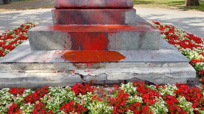 У Харкові пам'ятник Пушкіну облили червоною фарбою