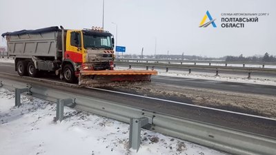 Дороги державного значення на Полтавщині чистить майже сотня техніки
