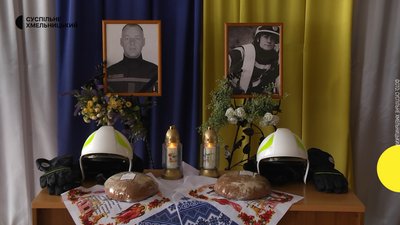 У Хмельницькому попрощались з рятувальниками Сергієм Севруком(на фото зліва) та Владиславом Двораком(на фото справа). У Хмельницькому попрощались з рятувальниками Сергієм Севруком(на фото зліва) та Владиславом Двораком(на фото справа).