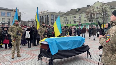 У Рівному попрощалися з 35-річним військовим Миколою Сапальчуком У Рівному попрощалися з 35-річним військовим Миколою Сапальчуком