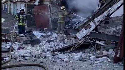 У Києві сталася пожежа з вибухом у гаражах, врятували чоловіка У Києві сталася пожежа з вибухом у гаражах, врятували чоловіка