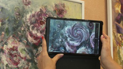 На виставці у Харкові "оживляють" картини за допомогою смартфона