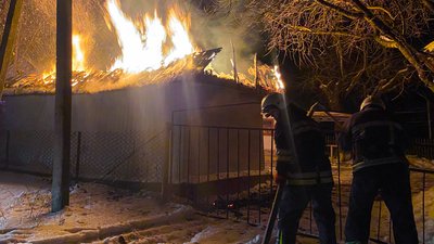 Рятувальники гасять пожежу