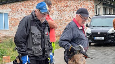 Будівельники зі Швеції зводять на Волині житло для переселенців