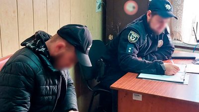 Викрали з картки понад 100 тисяч гривень: на Чернігівщині поліцейські затримали підозрюваних Викрали з картки понад 100 тисяч гривень: на Чернігівщині поліцейські затримали підозрюваних