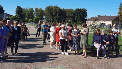 Жителі села Райки зібралися на збори біля храму для обговорення переходу до ПЦУ Жителі села Райки зібралися на збори біля храму для обговорення переходу до ПЦУ