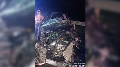 У ДТП на Чернігівщині загинула родина з малолітньою дитиною, зазнав травм водій вантажівки У ДТП на Чернігівщині загинула родина з малолітньою дитиною, зазнав травм водій вантажівки