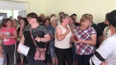 Поїдемо і до Зеленського. Жителі прикарпатського села протестують Поїдемо і до Зеленського. Жителі прикарпатського села протестують