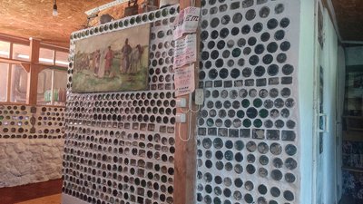 Стіни з пляшок Борис білить, щоб кольорове скло виділялося на світлому фоні. Стіни з пляшок Борис білить, щоб кольорове скло виділялося на світлому фоні.