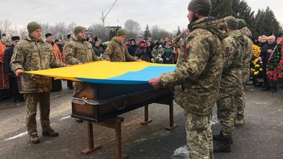 У Тернополі попрощалися з військовослужбовцем Олександром Діваковим У Тернополі попрощалися з військовослужбовцем Олександром Діваковим
