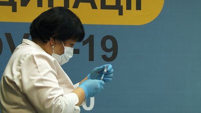 Збираються черги: у центрі вакцинації в Черкасах щодня щеплюють близько 400 охочих Збираються черги: у центрі вакцинації в Черкасах щодня щеплюють близько 400 охочих