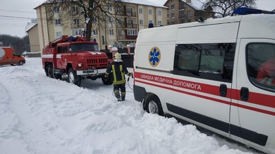 На Львівщині рятувальники відбуксирували 5 машин швидкої допомоги та два автобуси