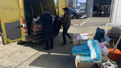 У Чернівцях магазин щодня роздає одяг та взуття для вимушених переселенців. Як отримати допомогу