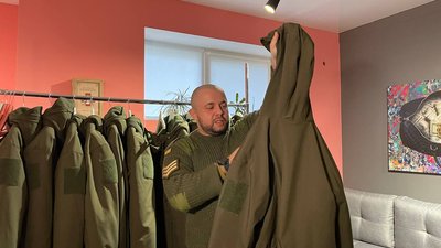 Волонтер показує зшитий на виробництві пуховик Волонтер показує зшитий на виробництві пуховик