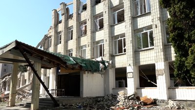 "Ми відбудуємо наш ліцей і над ним майорітиме жовто-блакитний стяг, як символ незламності" – директор Іван Денисюк "Ми відбудуємо наш ліцей і над ним майорітиме жовто-блакитний стяг, як символ незламності" – директор Іван Денисюк
